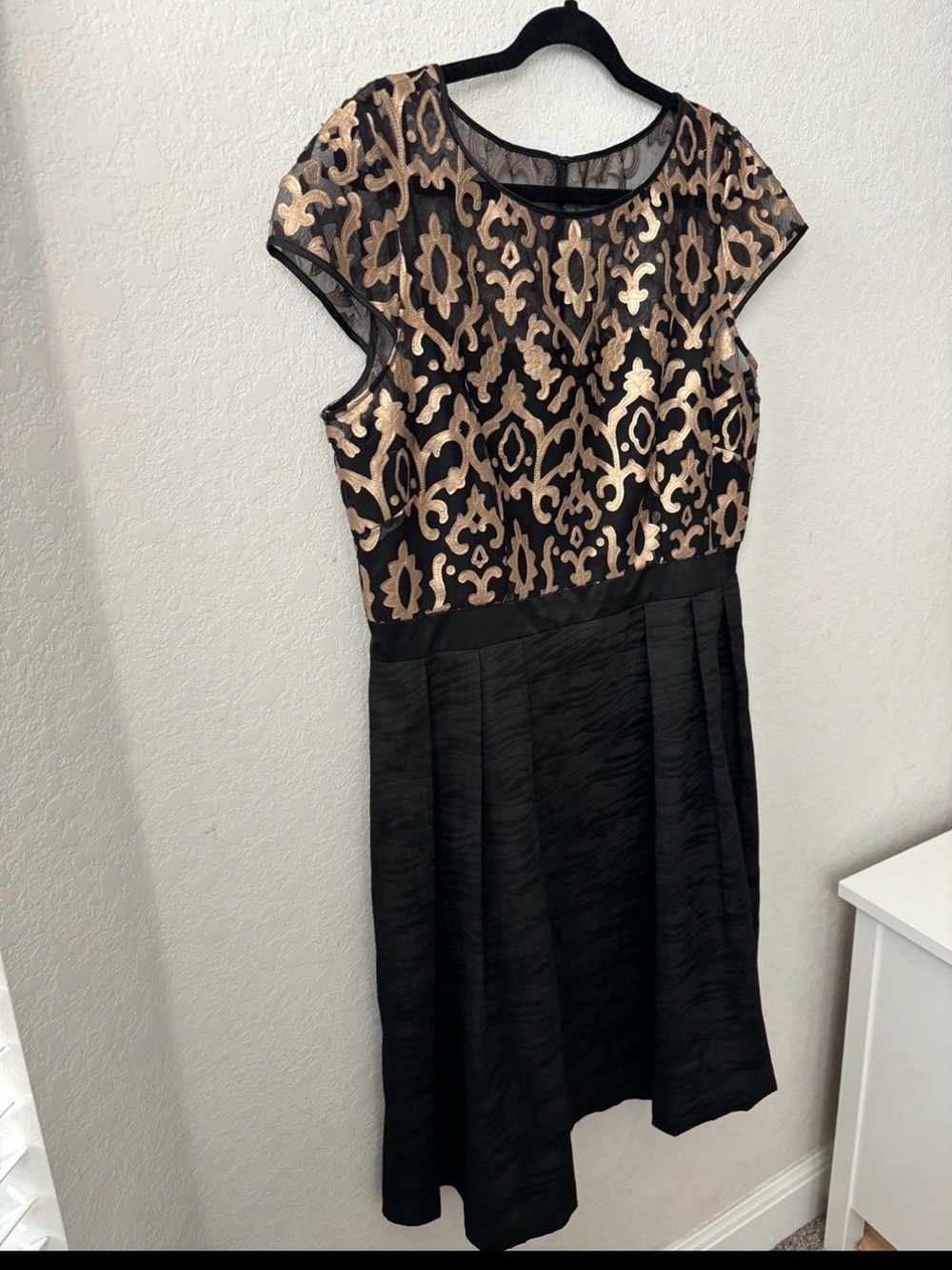 Adrianna Papell Black Dress with Gold Lace Overlay size 16 - Picture 3 of 7